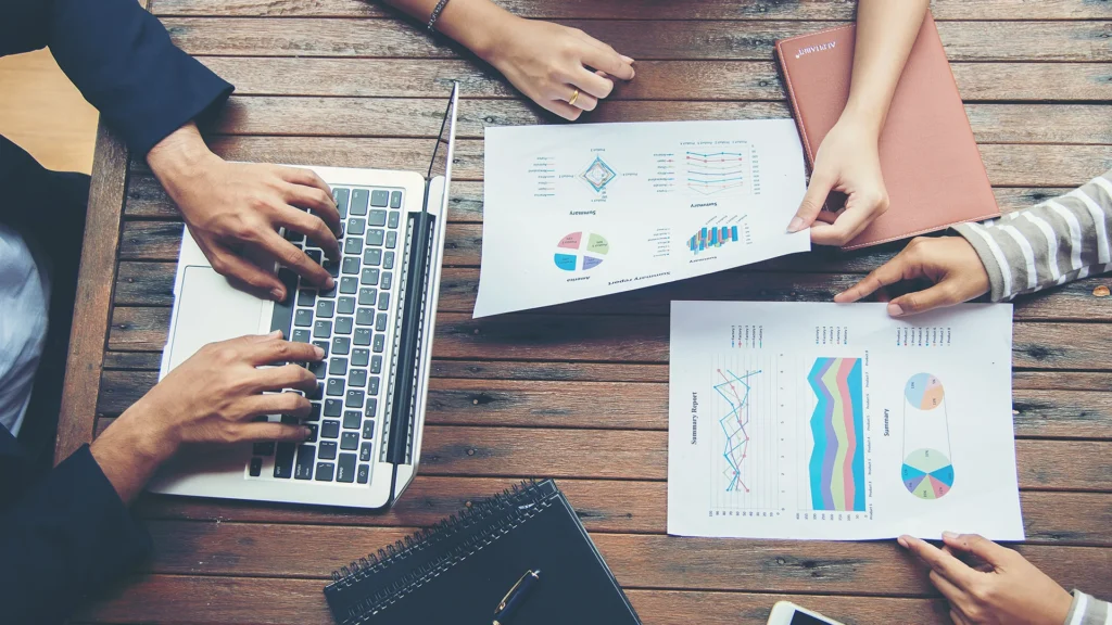 Ordinateur portable et graphiques d’analyse de données sur une table de réunion